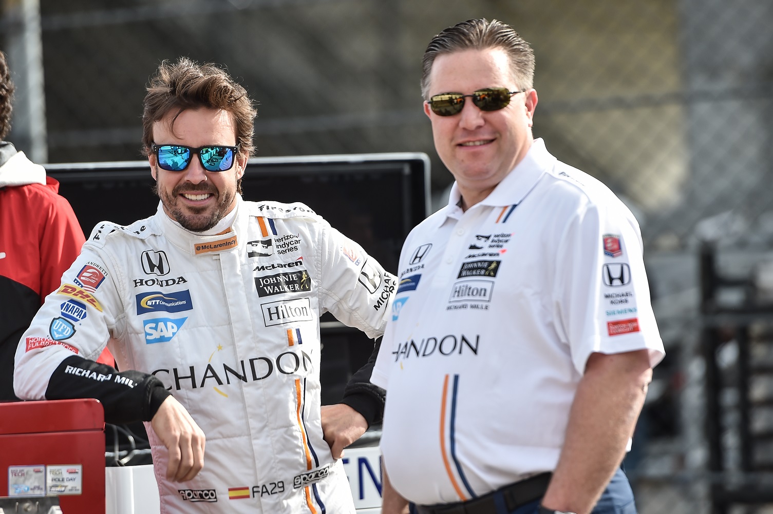 Alonso con Zak Brown, CEO de McLaren (FOTO: Chris Owens/INDYCAR)
