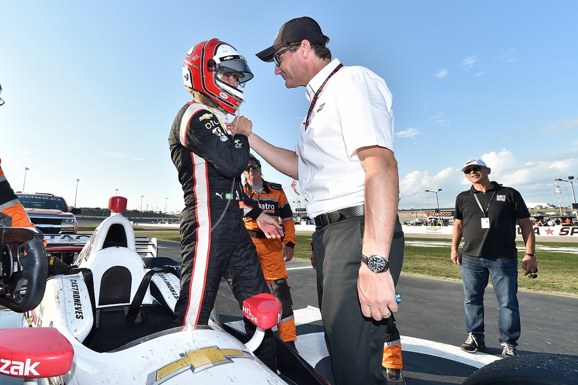 Cindric y Castroneves (FOTO: Chris Owens/INDYCAR)