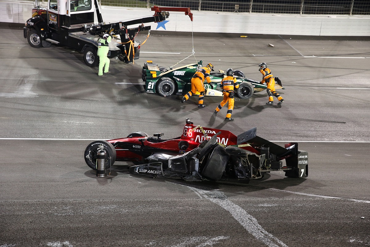 Junio 10: Otra de las escenas de caos que atestiguó la temporada fue la vuelta 152 en Texas, en la que un toque entre Tony Kanaan y James Hinchcliffe terminó en una carambola de ocho máquinas (FOTO: Chris Jones/IMS)
