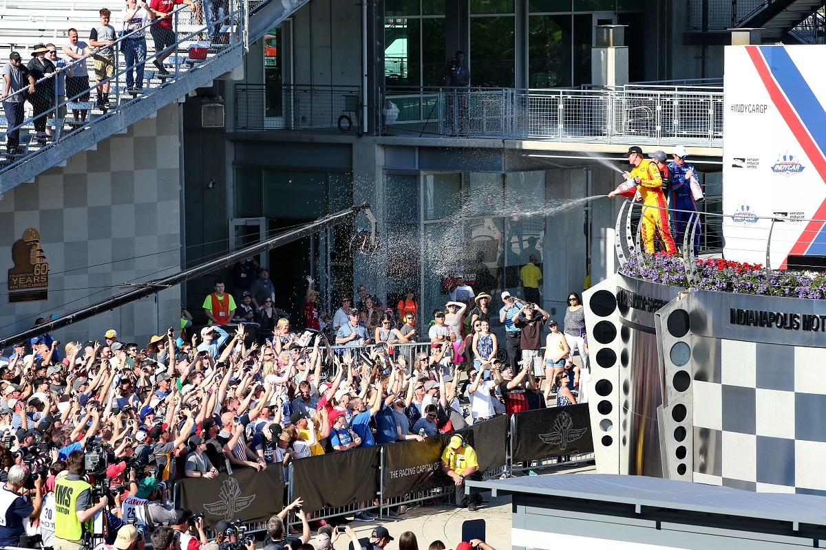 Mayo 13: La quinta prueba del calendario, celebrada en el circuito mixto del Brickyard, fue ganada por Will Power; tanto el australiano como Scott Dixon y Ryan Hunter-Reay celebraron ante una pequeña "invasión humana" que amenizó el escenario (FOTO: Chris Jones/IMS Photo)