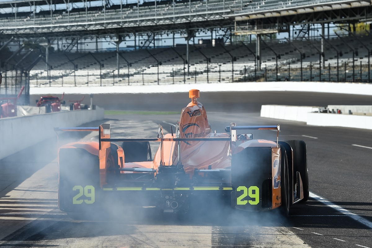 Mayo 3: En un evento que reunió a dos millones de espectadores mediante su streaming por internet, Fernando Alonso llevó a cabo su primera prueba de manejo en el óvalo de Indianapolis; rodó 110 vueltas durante la mañana de aquel miércoles (FOTO: Chris Owens/IMS Photo)