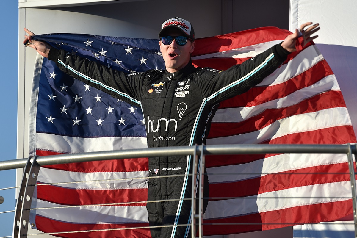 Septiembre 17: Con la bandera de Estados Unidos al hombro, Josef Newgarden celebró su primer título en la categoría (FOTO: Chris Owens/IMS Photo)