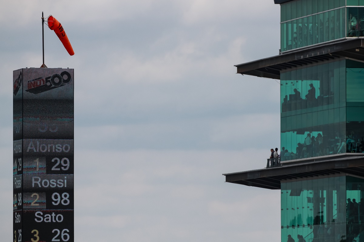 Mayo 28: A pesar de liderar 27 vueltas, las esperanzas de Fernando Alonso de luchar por el triunfo llegaron a su fin en el giro 180 de 200, gracias a fallas en su moto Honda (FOTO: Porterimage USA/INDYCAR)