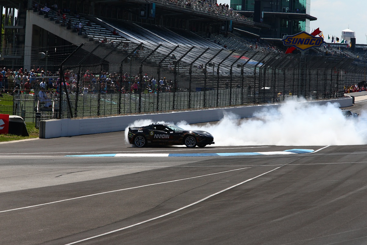 Mayo 13: En el marco del Gran Premio de Indianapolis, Sam Schmidt venció a Mario Andretti en una competencia de exhibición con autos semiautónomos, proyecto en el que participan el copropietario y patrocinador de Schmidt Peterson Motorsports (FOTO: Bret Kelley/IMS Photo)