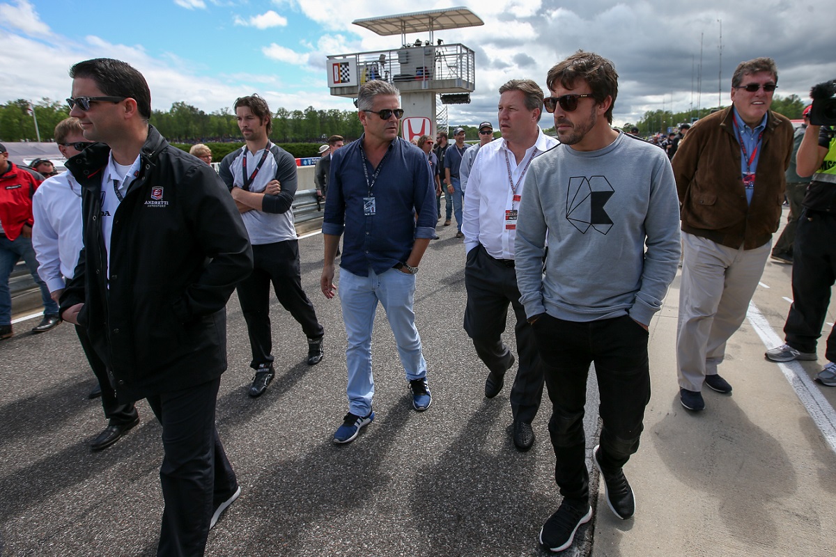 Abril 24: Doce días después de anunciar su inscripción a las "500 Millas de Indianapolis", Fernando Alonso hace su primera aparición en un paddock de IndyCar, al asistir a la competencia en Barber Motorsports Park.