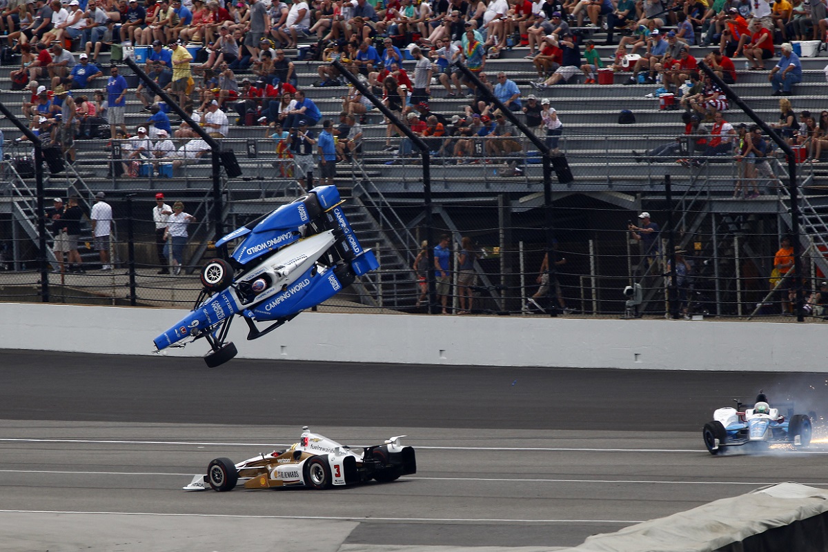Mayo 28: La posibilidad de Dixon para ganar la carrera llegó a su fin tras 53 vueltas, cuando un golpe con Jay Howard generó otra de las escenas escalofriantes del año; milagrosamente, Helio Castroneves evitó el caos (FOTO: Sutton)