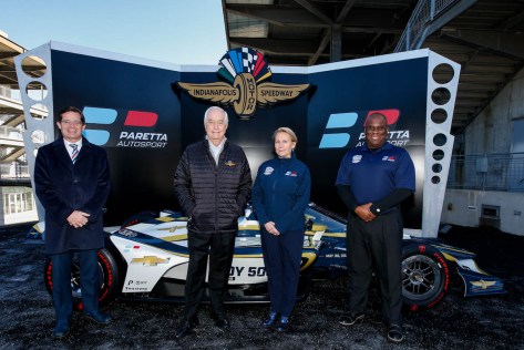 Izq-Der: Doug Boles, Presidente del Indianápolis Motor Speedway; Roger Penske, Beth Paretta y Jimmie McMillan, Jefe de Diversidad (FOTO: Joe Skibinski/INDYCAR)