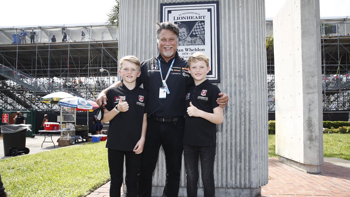Michael Andretti con Sebastian y Oliver Wheldon (FOTO: Chris Jones/INDYCAR)