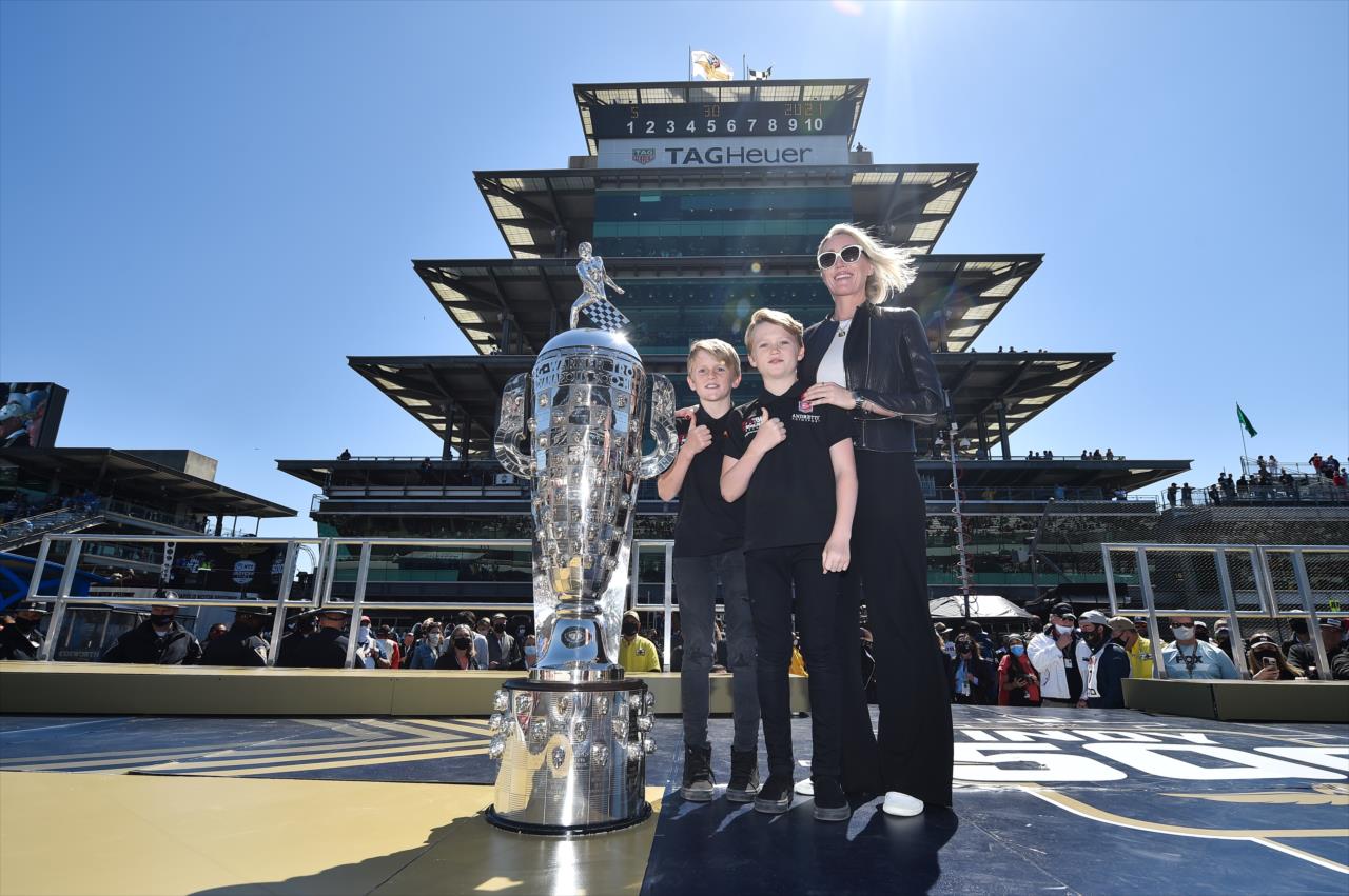 Los hijos y viuda de Wheldon en la Indy 500 de este año (FOTO: Chris Owens/INDYCAR/PEC)