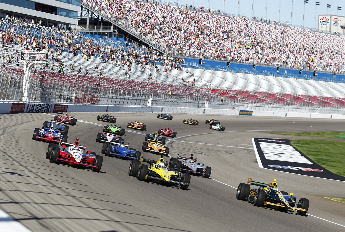 Los 19 autos que sobrevivieron al accidente en Las Vegas, en las vueltas de homenaje a Dan Wheldon (FOTO: Honda)