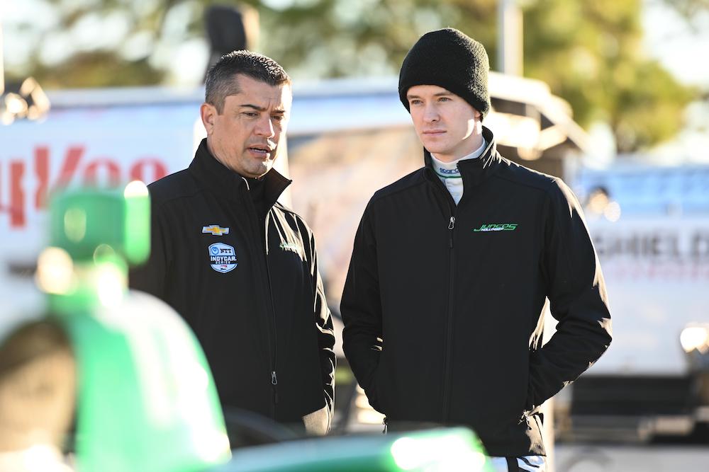 Ricardo Juncos, director de Juncos Hollinger Racing, con su piloto Callum Ilott (No. 77 Chevrolet) durante el Día 1 de pretemporada 2022 de IndyCar en Sebring (FOTO: Penske Entertainment/James Black)