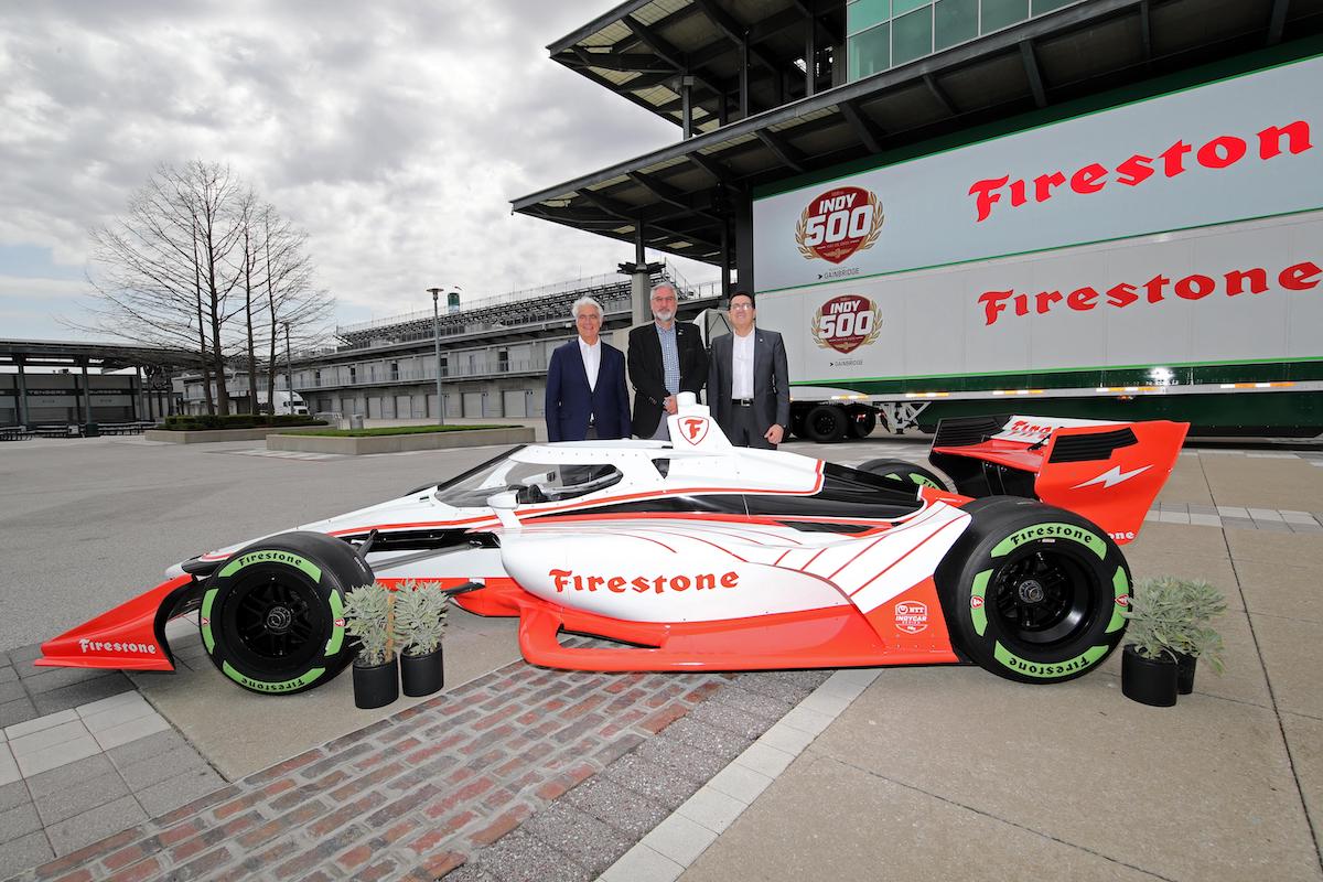 Izq-Der: Mark Miles, de Penske Entertaniment, Eric Holcoimb, Gobernador de Indiana, y Nizar Trigui de Bridgestone Americas (FOTO: Penske Entertainment)