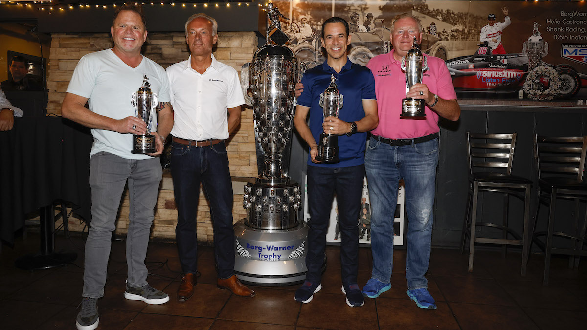 #06: Helio Castroneves, Michael Shank, Jim Meyer y Frédéric Lissalde en la presentación de los Baby Borg (FOTO: BorgWarner)