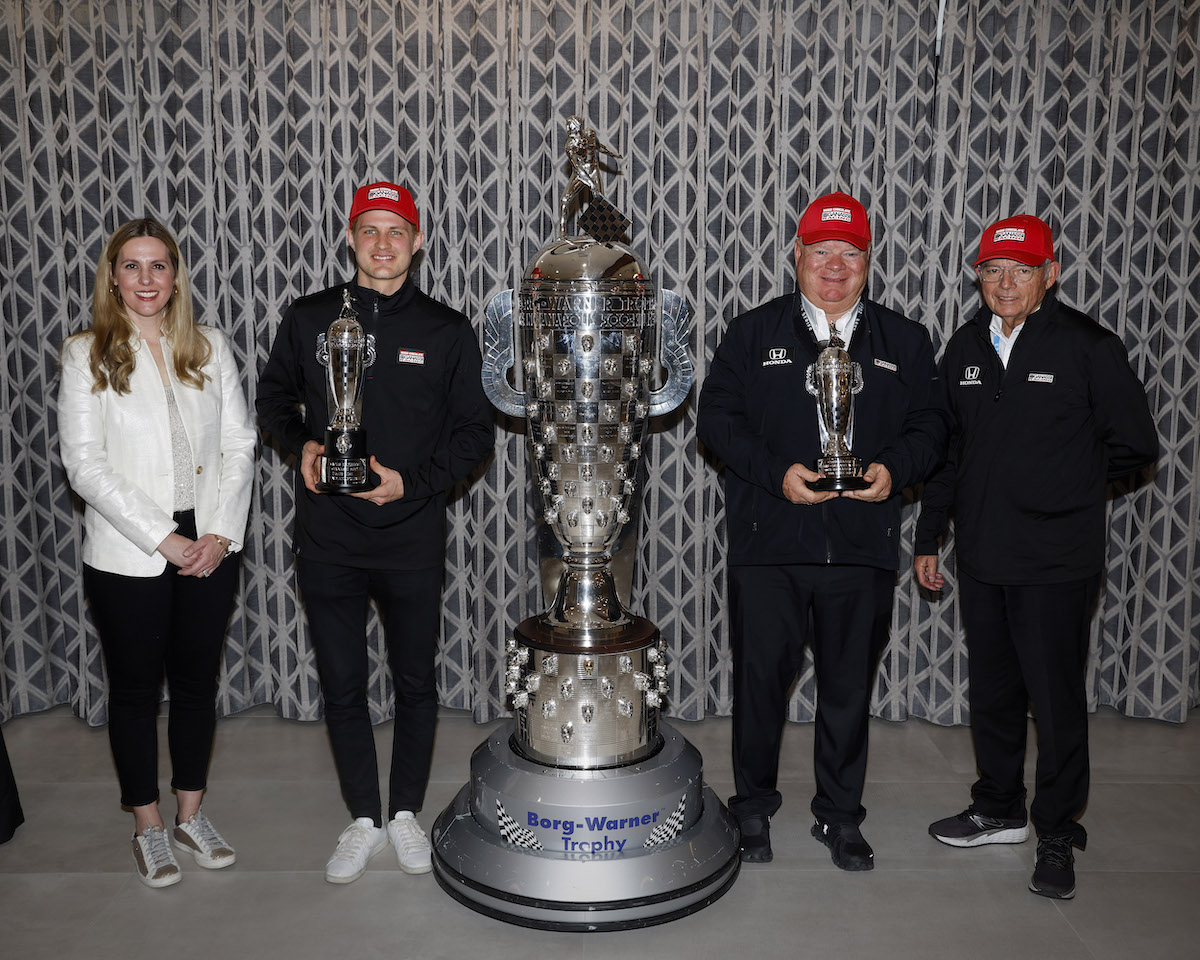 Izq-Der: Michelle Collins, de BorgWarner, Marcus Ericsson, Chip Ganassi y Mike Hull (FOTO: BorgWarner)
