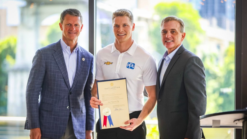 McWhorter (izq), Newgarden (centro) y Ezell (der), en la proclamación del Día de Josef Newgarden (FOTO: Team Penske)
