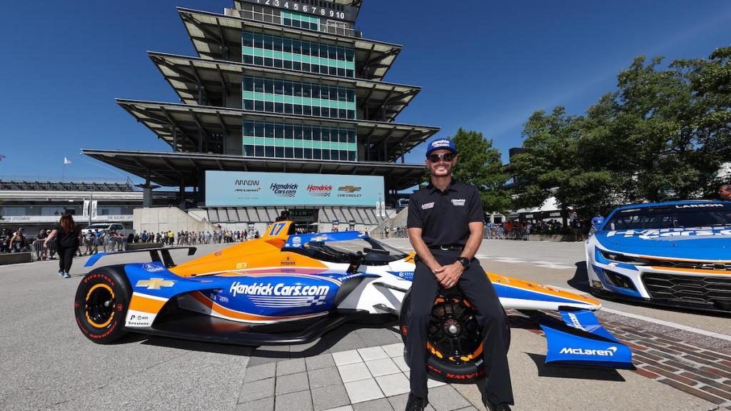 Larson presenta auto de Indy 500; probará IndyCar en octubre (FOTO: Penske Entertainment)