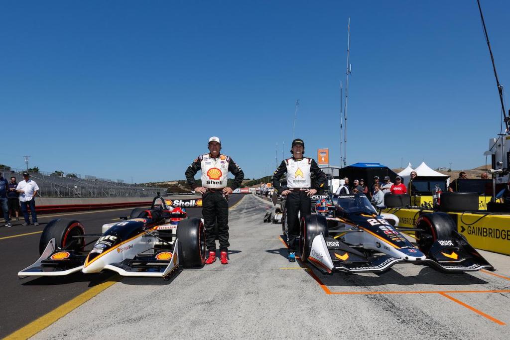Bryan y Colton Herta, junto con el Reynard 98i Ford-Cosworth y el Dallara IR-18 de Andretti Autosport (FOTO: Penske Entertainment/Joe Skibinski)