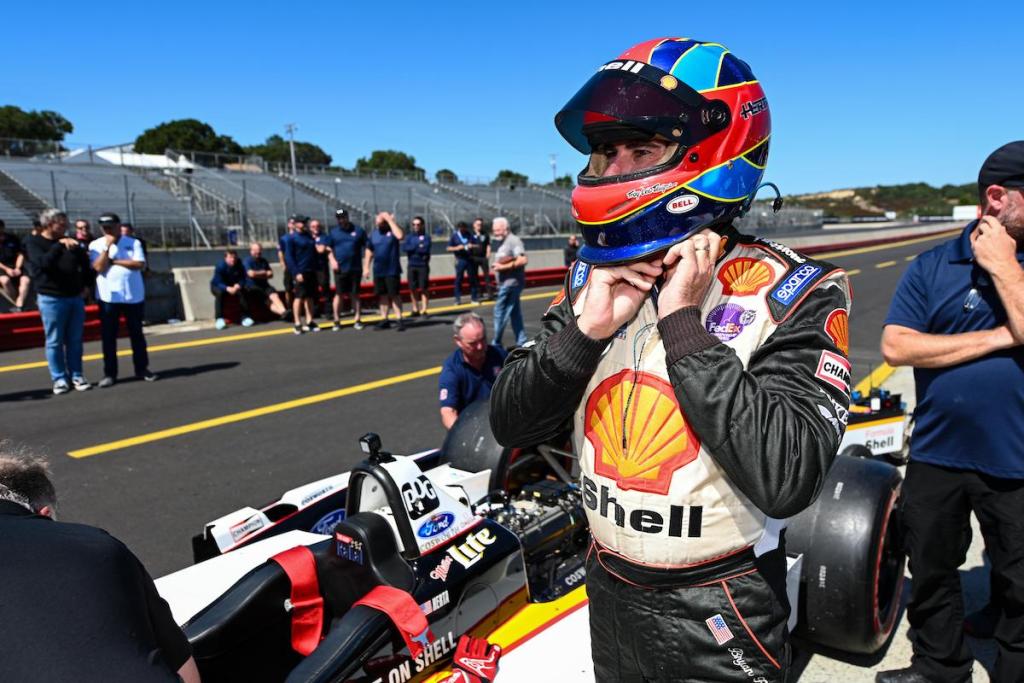 Bryan Herta preparándose para subir al Reynard 98i Ford-Cosworth (FOTO: Penske Entertainment/James Black)