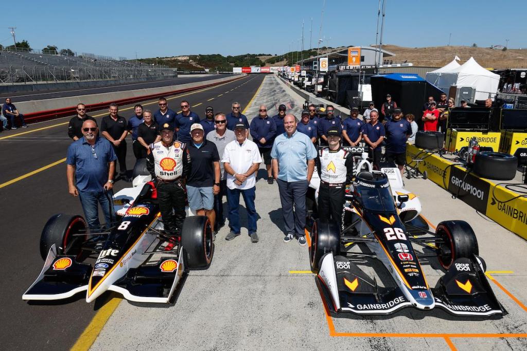 Bryan y Colton Herta, junto con ex miembros de Team Rahal, con el Reynard 98i Ford-Cosworth y el Dallara IR-18 de Andretti Autosport (FOTO: Penske Entertainment/Joe Skibinski)