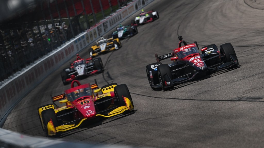 Palou sigue mejorando su nivel en óvalos, pese a accidente y casi triunfo en Iowa (FOTO: James Black/Penske Entertainment)