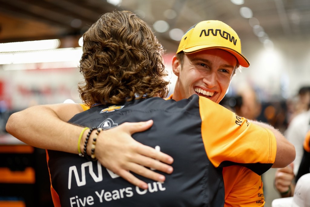 Pourchaire con Gavin Ward (FOTO: Joe Skibinski/Penske Entertainment)