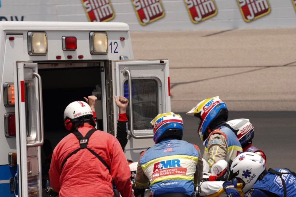Robb saliendo en ambulancia (FOTO: AJ Foyt Racing)